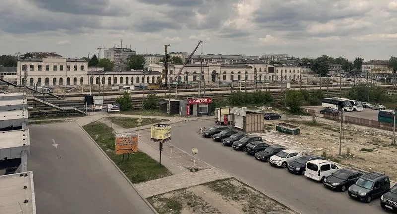 Co kryje się za skrótami PKP i PKS? Odkryj ich znaczenie i historię