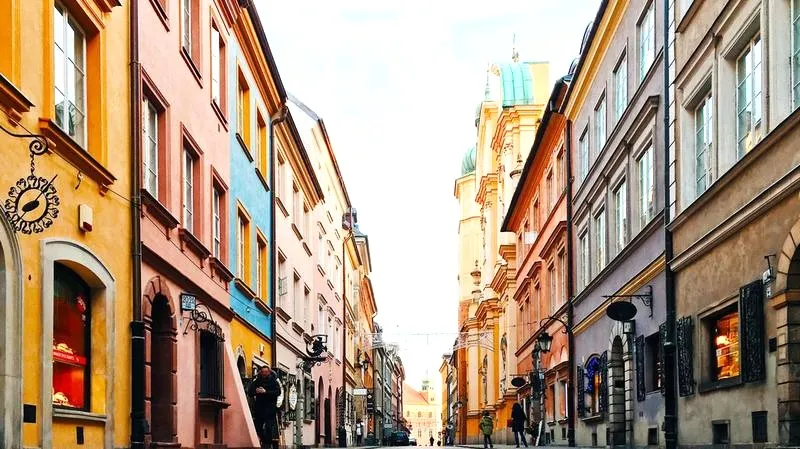 Ile trwa lot z Antalyi do Warszawy i co wpływa na czas podróży