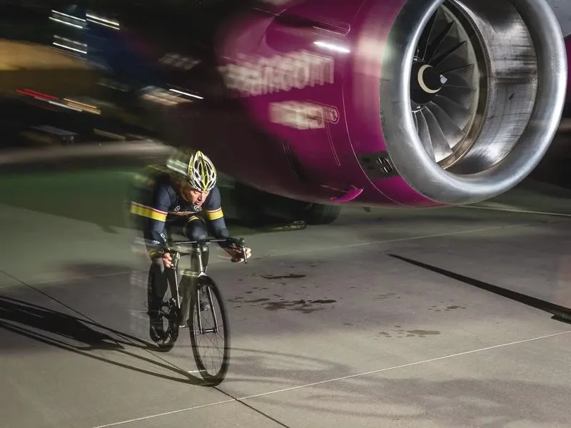 Jak bezproblemowo przewieźć rower samolotem Wizzair? Praktyczny poradnik