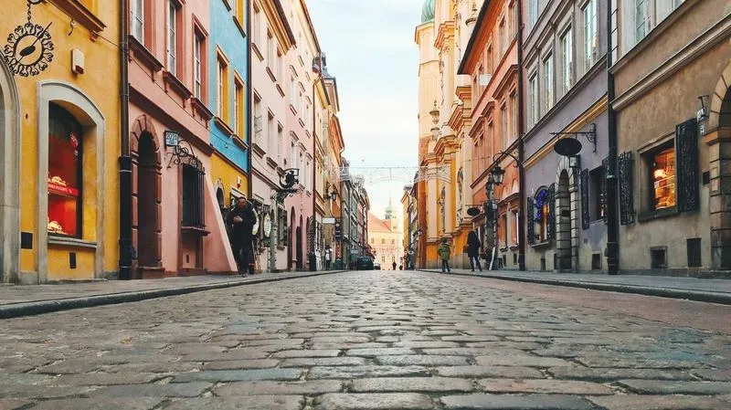 Jak długo trwa lot z Paryża do Warszawy? Sprawdź nasz przewodnik!