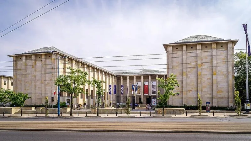 Jak dojechać do Muzeum Narodowego: szybkie trasy i przystanki