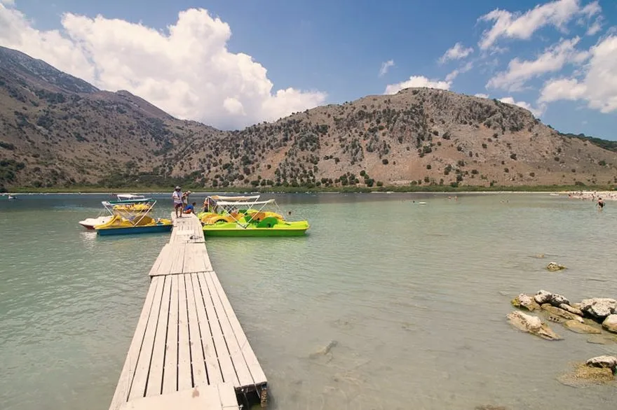 Jak dotrzeć do jeziora Kournas – praktyczny przewodnik dla podróżników