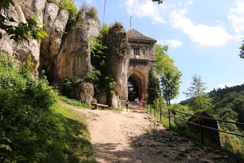 Najlepsze sposoby, jak dojechać do Ojcowa - przewodnik dla turystów