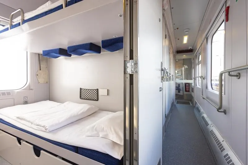 Odkrywamy tajemnice: jak wygląda wagon sypialny w PKP?