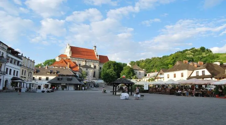 Przewodnik po trasie: Jak szybko i wygodnie dojechać z Katowic do Kazimierza Dolnego?