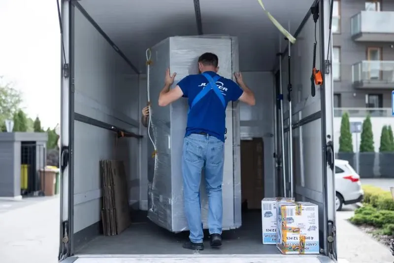 Transport lodówki w poziomie